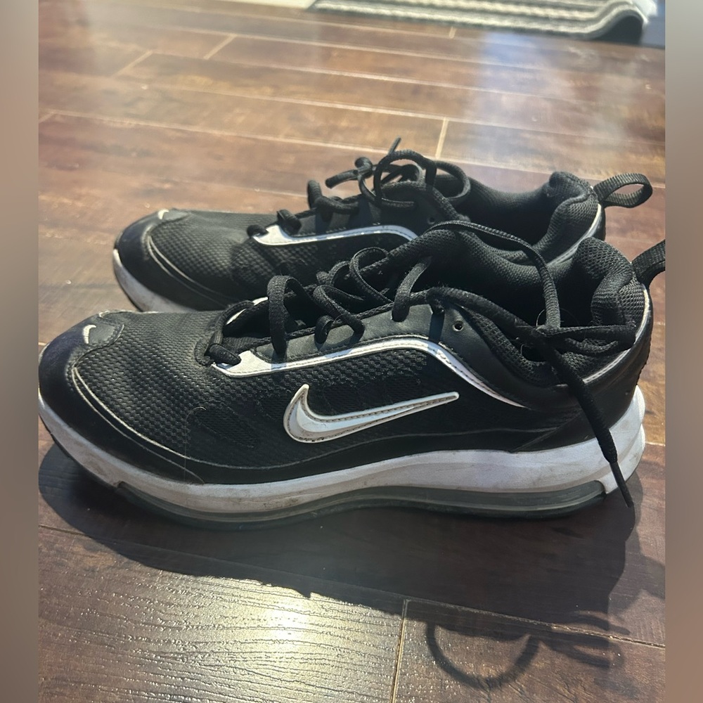 Black Nike’s woman’s size 11